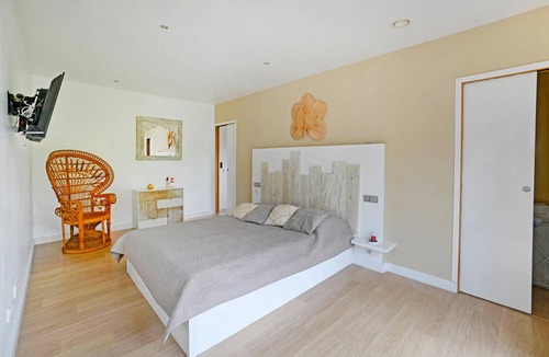 Saint-Laurent-des-Arbres House | 130 m² House ∙ 3 bedrooms ∙ 6 guests