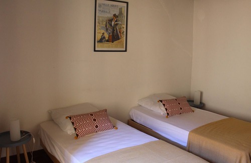 Saze House | 17th century house, at the foot of the castle and in the center of the village, near Avignon,