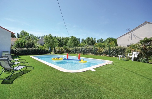 Le Sambuc Apartment | 2 bedroom accommodation in Le Sambuc