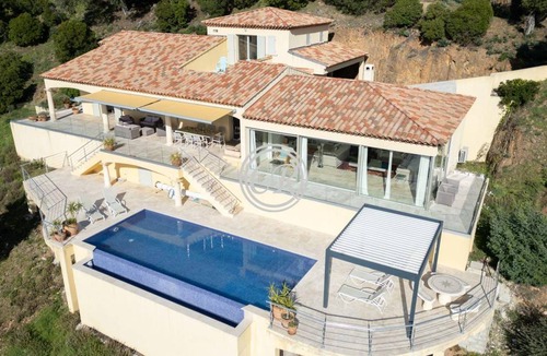 La Londe-les-Maures House | 200 m² House ∙ 4 bedrooms ∙ 9 guests