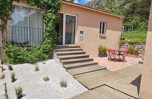 Seranon House | 3* furnished apartment with indoor pool access in a stud farm in the Grasse highlands