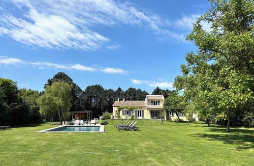 Le Thor Villa | 3 km from Isle sur la Sorgue, riverside villa with heated pool