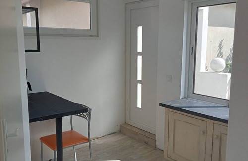Le Pontet Apartment | 3 kms from Avignon, quiet 40 m² studio, ideal for 2 people