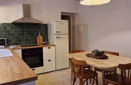 Monteux Apartment | 30 min from Mont Ventoux, comfortable apartment in old Provencal farmhouse.