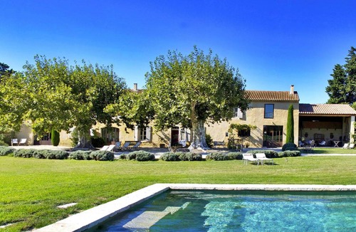 Le Thor House | 380 m² Farmhouse ∙ 6 bedrooms ∙ 12 guests