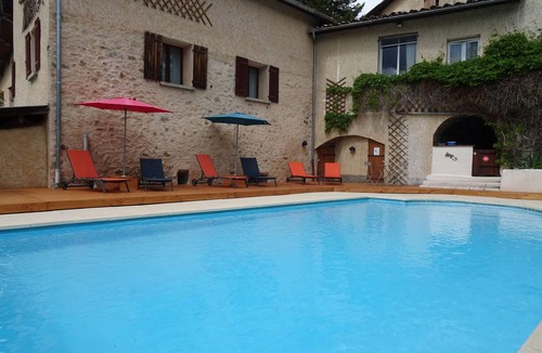 Venterol Apartment | 4/5 person south-facing gite with covered terrace & swimming pool