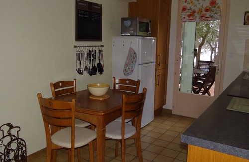 Saint-Saturnin-les-Apt Apartment | 4* air-conditioned gîte in the shade of olive trees, swimming pool overlooking the Luberon.