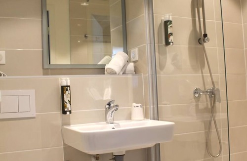 Signes Hotel | 4 Family Friendly Units Near Sainte-Baume Natural Park & Amusement Parks