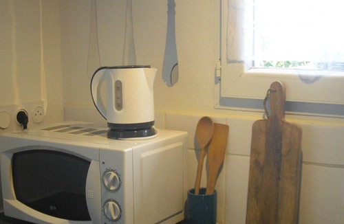 Gordes Apartment | 4 km from Gordes, Gite for 2 people on ground floor