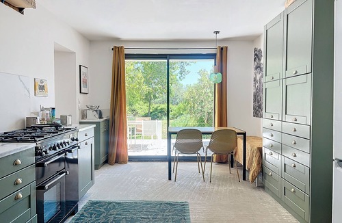 Entraigues-sur-la-Sorgue Other | 5 Bedroom Agritourism property in Entraigues-sur-la-Sorgue