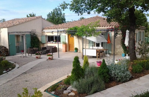 Jouques House | 5 bedroom villa in hill - Handi-pool access - near Aix en Provence
