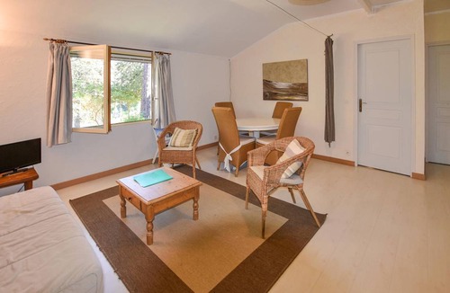 Mondragon House | 90 m² House ∙ 4 bedrooms ∙ 8 guests