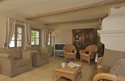 Saint-Hippolyte-le-Graveyron Cottage | A comfortable flat in a wine region