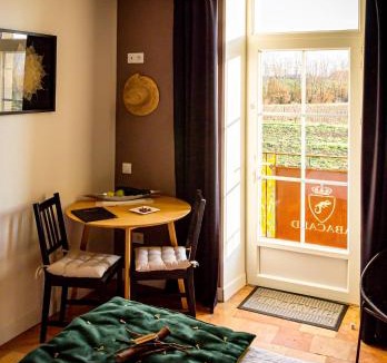 Roquemaure Bed & Breakfast | Abacard Home Chambre d'Hôtes adult only