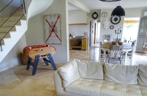 Lacoste Villa | Air condioned villa in Lacoste, big garden, view Luberon, heated pool