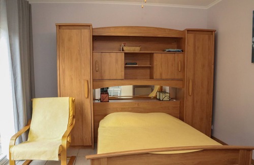 Bedarrides Apartment | air-conditioned apartment, 200m from the village, all shops, quiet, shaded.