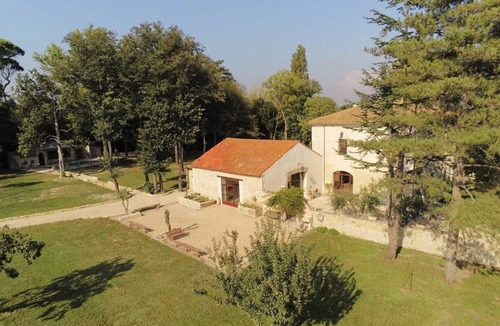 Beaucaire House | Air-conditioned Provencal farmhouse in Beaucaire, Gard, with games room and heated pool.