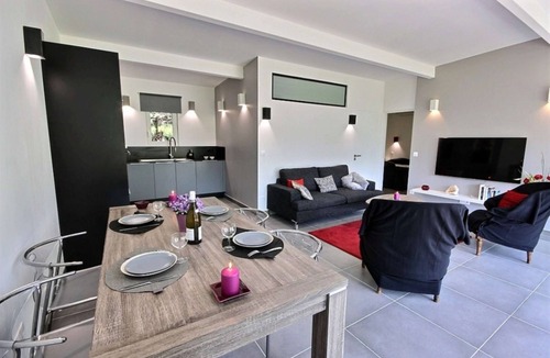 Cabries House | aixenprovenceholidays, independent house intimate, air-conditioned, pool, garden