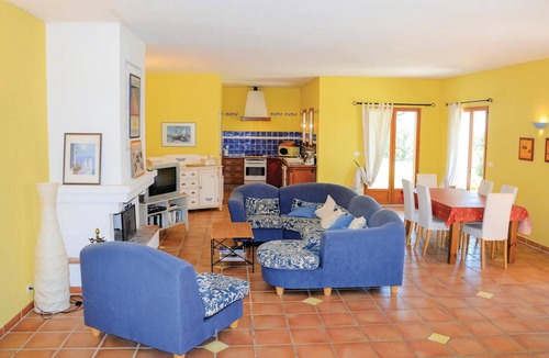 Roussillon House | Amazing home in Roussillon with WiFi