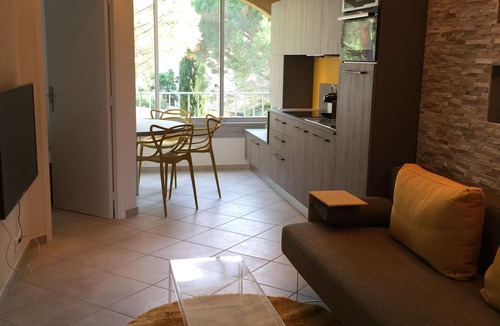 Miramar Apartment | Apart. contemporary renovated with swimming pool 150 m from the sea, facing the Iles d'Or