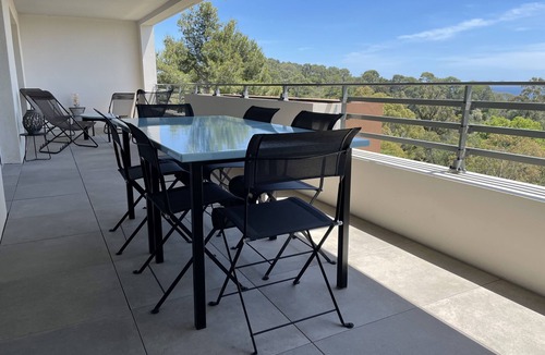 La Londe-les-Maures Apartment | Apartement with terrace and splendid sea view