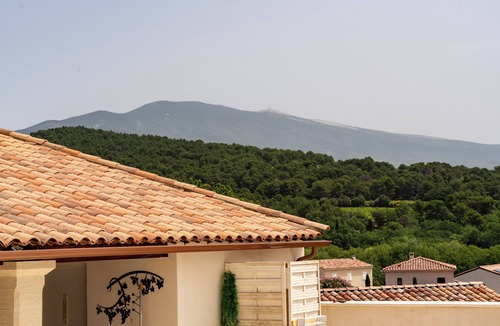 Crillon-le-Brave Apartment | Apartment 'Chambre Jasmin' with Mountain View, Wi-Fi and Air Conditioning