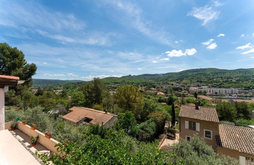 Apt House | Apartment “Du Soleil Levant” – Comfort and Panoramic View in Apt