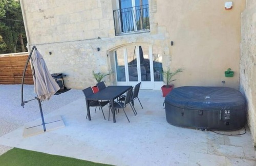Raphele-les-Arles Apartment | Apartment in part of Mas
