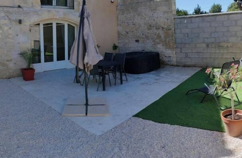 Raphele-les-Arles Apartment | Apartment in part of Mas