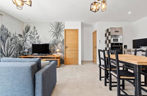 Les Arcs-sur-Argens Apartment | Apartment 'Lou Paradou' with Shared Garden, Wi-Fi and Air Conditioning