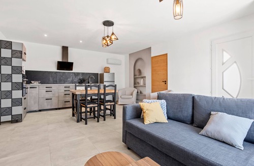 Les Arcs-sur-Argens Apartment | Apartment 'Lou Paradou' with Shared Garden, Wi-Fi and Air Conditioning
