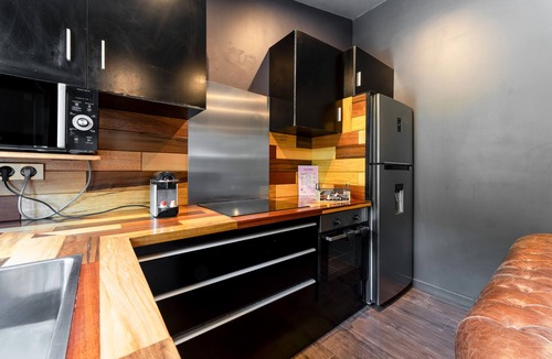 Caderousse Apartment | Apartment 'Love Room - Rhôna' with Wi-Fi and Air Conditioning