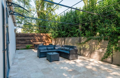 Caderousse Apartment | Apartment 'Love Room - Rhôna' with Wi-Fi and Air Conditioning