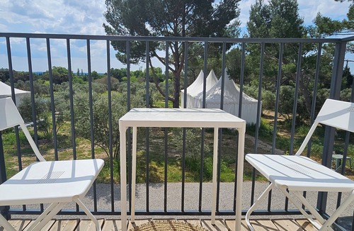 Pelissanne Apartment | APARTMENT R+1 IN THE HEART OF THE OLIVE GROVES IN PROVENCE: SUN AND CICADAS GUARANTEED!