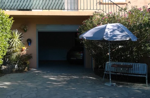 Meyrargues Apartment | Apartment with garden and garage MEYRARGUES. Stays of up to 7 days.