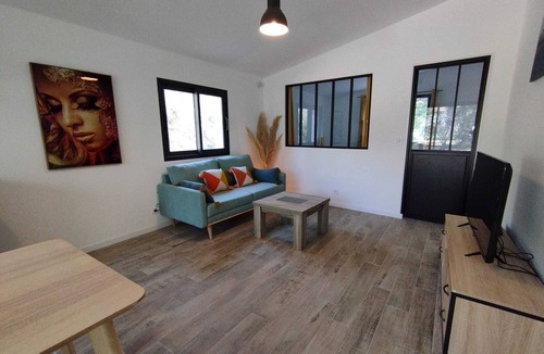 Cuers Apartment | Apartment with private garden