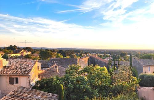 Lagnes Apartment | Appartement climatisé avec terrasse et vue sur le Luberon