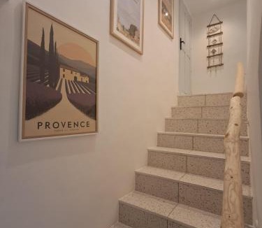 Lagnes Apartment | Appartement climatisé avec terrasse et vue sur le Luberon