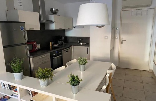 Porquerolles Apartment | Appartement climatisé 50m2 centre du village