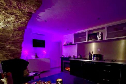 Orgon Apartment | Appartement Love room avec jacuzzi et hammam privatisé Lieu insolite en amoureux Spa détente assurée avec de doux massages en options sur demande