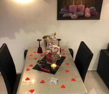 Orgon Apartment | Appartement Love room avec jacuzzi et hammam privatisé Lieu insolite en amoureux Spa détente assurée avec de doux massages en options sur demande