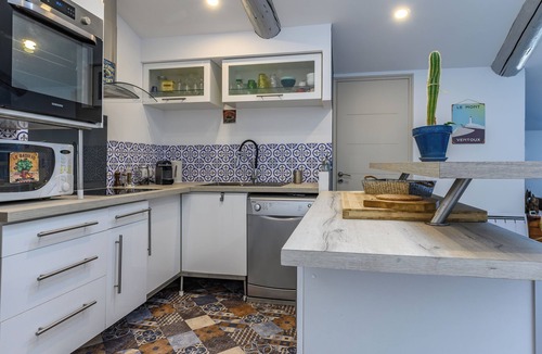 Venasque Apartment | APPARTEMENT ON THE 2ND FLOOR IN A FARMHOUSE 19TH CENTURY:TERRACE :GROUND FLOOR
