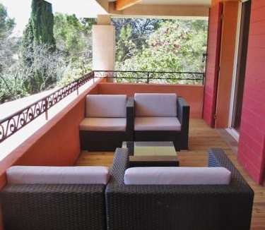 Venelles Apartment | appartement T3 dans propriété de 5000m2 avec piscine