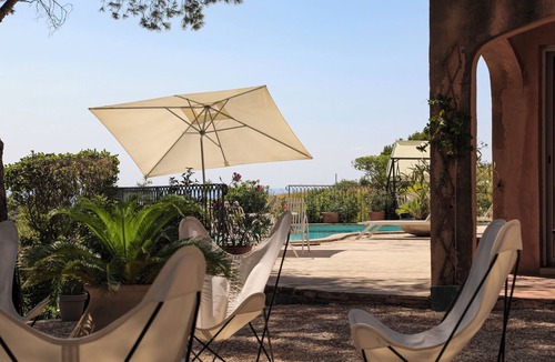 Saint-Hippolyte-le-Graveyron Villa | ✨Architect-designed villa with infinity pool and exceptional natural setting✨