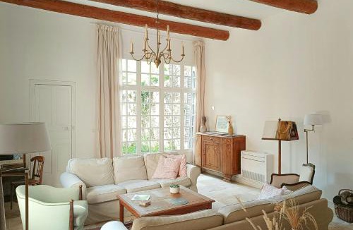 Alleins House | Artist's Villa With Pool Near Aix-En-Provence
