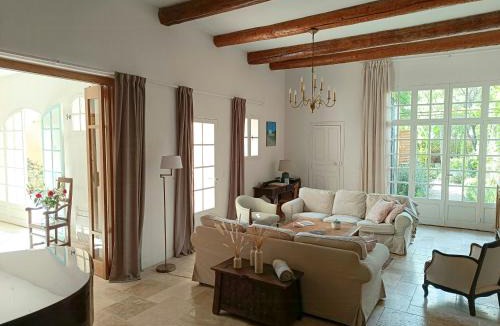 Alleins House | Artist's Villa With Pool Near Aix-En-Provence