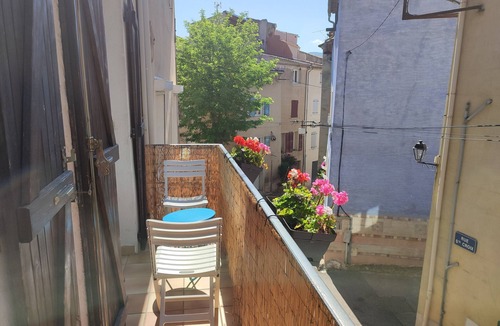 Auriol Apartment | At Ana's.