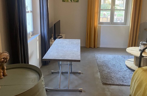 Menerbes Apartment | At the foot of the Abbey of Saint-Hilaire on the bucolic road to Bonnieux