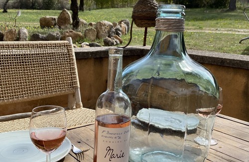 Menerbes Apartment | At the foot of the Abbey of Saint-Hilaire on the bucolic road to Bonnieux