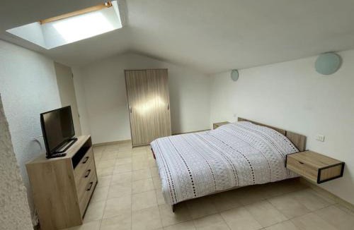 Cornillon-Confoux Apartment | Au petit Olivier, Appartement avec jardin et piscine